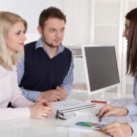 Junges Paar in einer Besprechung: Kunde und Berater Junges Paar in einer Besprechung: Kunde und Berater